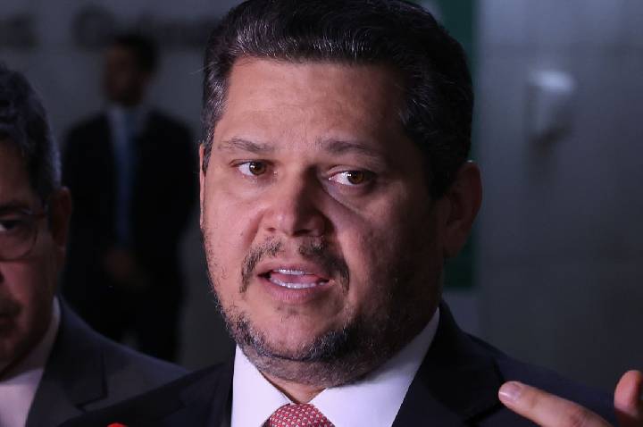 Alcolumbre envia PEC do fim da escala 6x1 para CCJ do Senado 