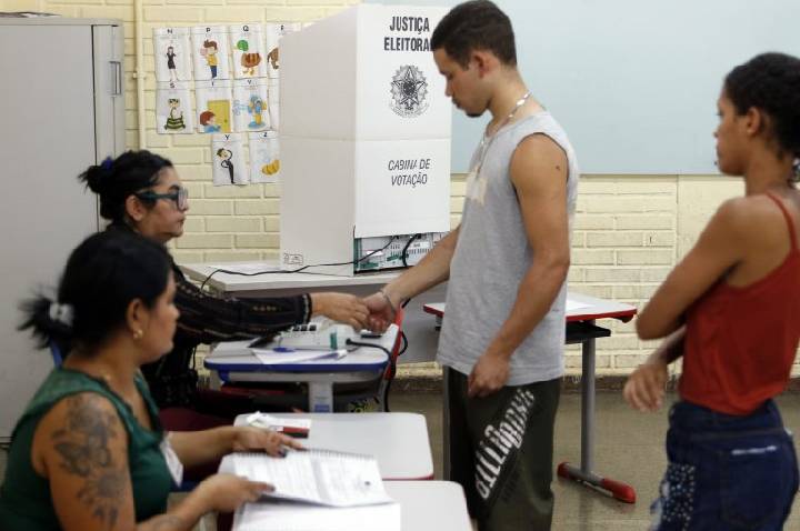 Brasileiros voltam às urnas no domingo para escolher presidente da República e seis governadores