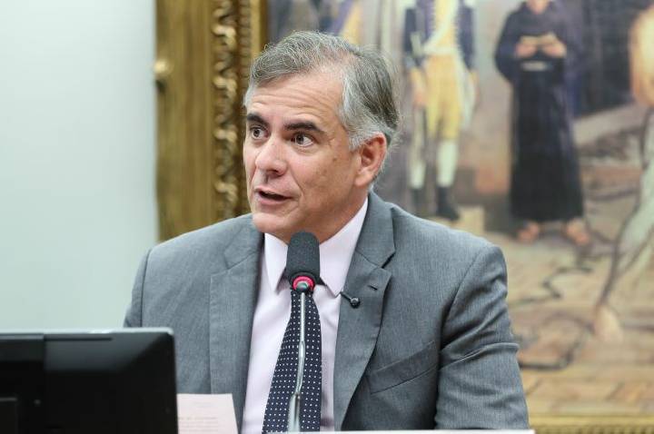 CCJ aprova propostas como fim da escala 6X1 e redução da maioridade penal no primeiro semestre