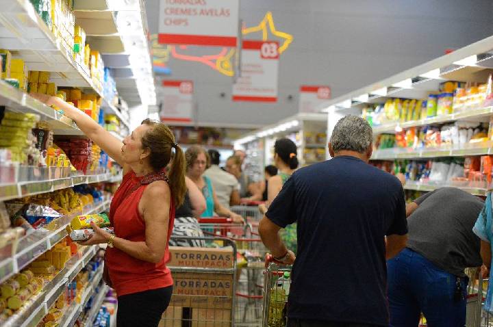 Cesta básica fica mais cara em 17 capitais brasileiras em junho