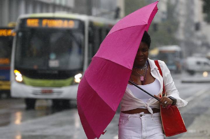 Chuva no RJ cancela show em transmissão gratuita de jogo do Brasil