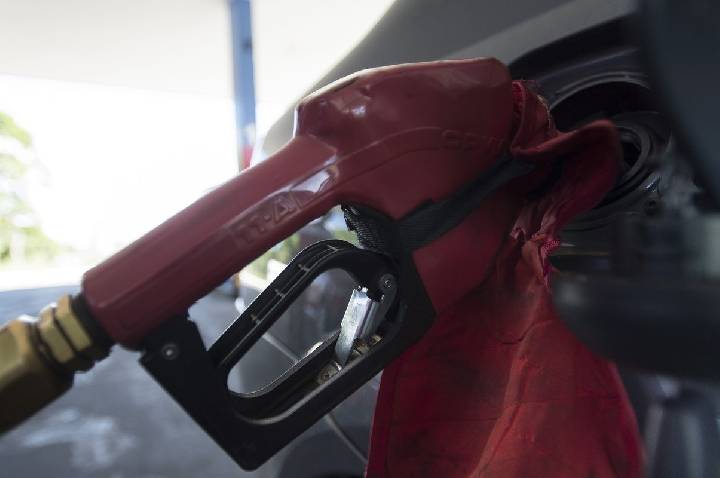 Com nova alta mundial do petróleo, governo mantém desconto na gasolina