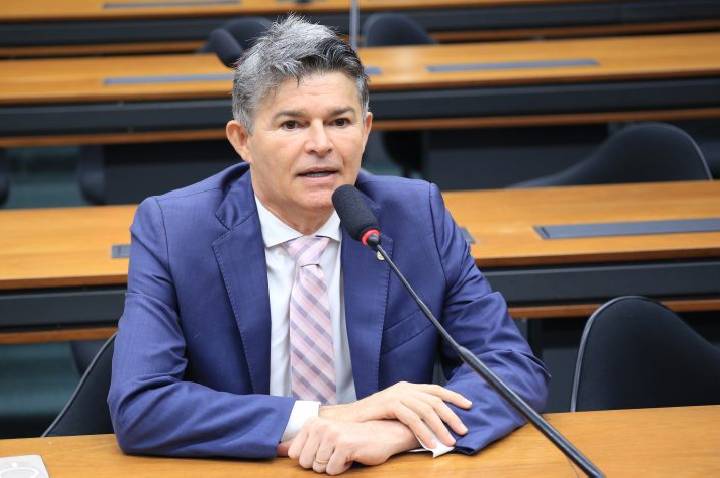 Comissão aprova permissão para trabalhador descontar valor do aluguel direto no salário