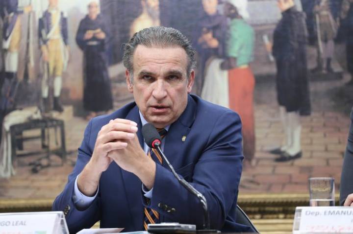 Comissão aprova proposta de recolocação de município e estado nas placas dos carros