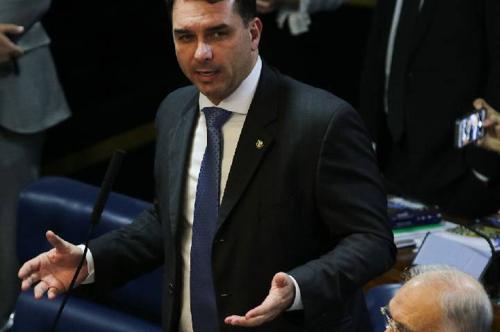 Defesa de Flávio Bolsonaro tentou levar caso Dark Horse a Mendonça