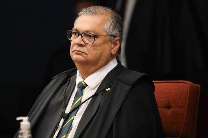Dino abre apuração sobre emendas para produtora do filme de Bolsonaro