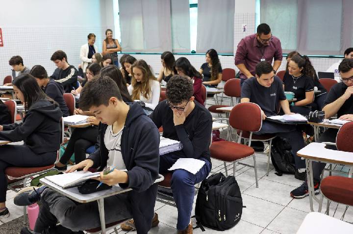 Educação financeira pode ser incluída no currículo escolar