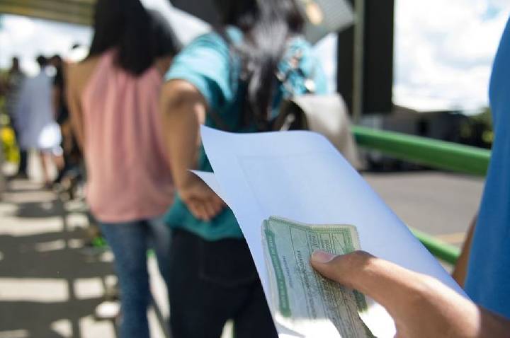 Eleições 2026: camiseta, adesivo, bandeira: o que pode usar para votar