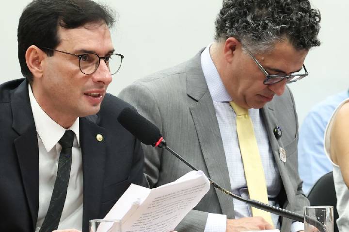 Fim da escala 6x1: relator propõe que um dia de folga seja no domingo