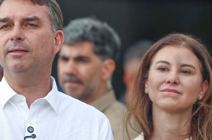 Flávio Bolsonaro participa de missa na Catedral de Brasília