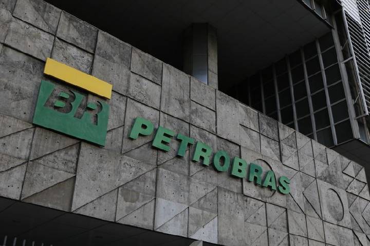 Funcionários da Petrobras entram em greve por tempo indeterminado