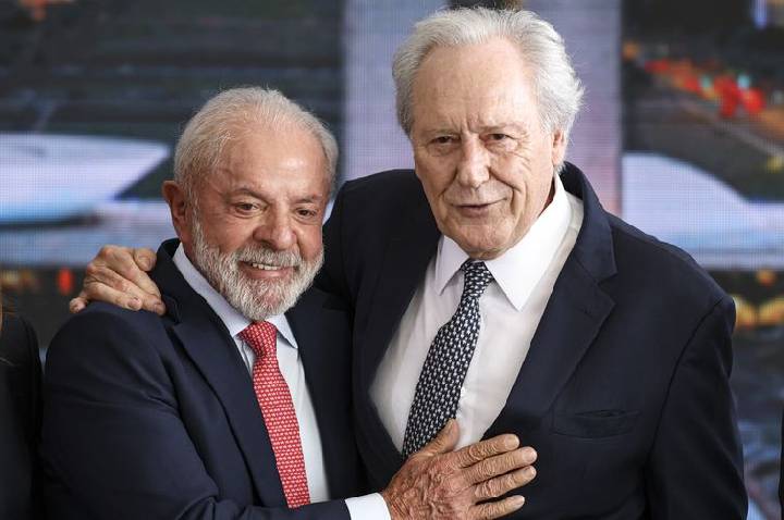 Lewandowski entrega carta de demissão do Ministério da Justiça a Lula