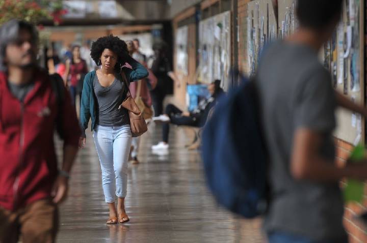 Mais de 54% dos graduandos já abandonaram curso para cuidar dos filhos