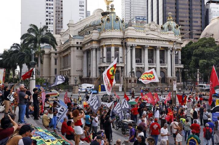 Manifestação no Rio lembra 8 de janeiro e rejeita anistia a golpistas