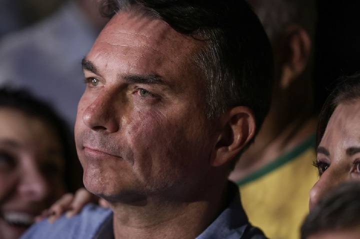 Mendonça multa Flávio por impulsionar post negativo contra Lula