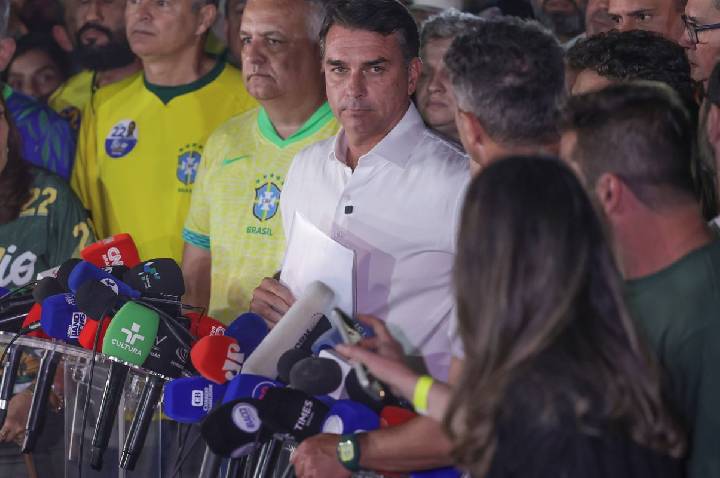 Moraes manda Flávio entregar passaporte e o proíbe de deixar o país