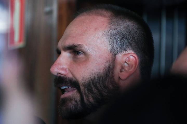 Moraes vota para condenar Eduardo Bolsonaro por difamação