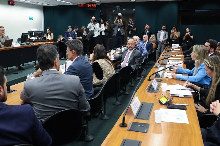  Pedido de vista adia votação da PEC do fim da escala 6X1