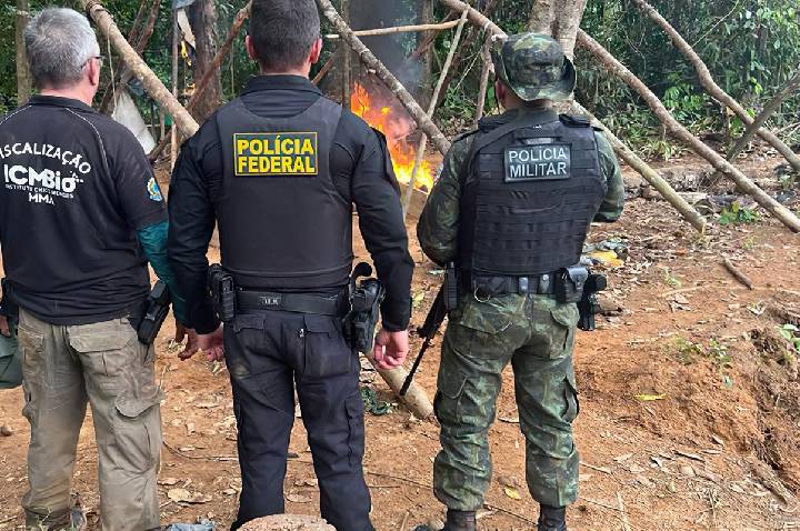 Polícia Federal combate garimpos ilegais nos estados do Amapá e Pará