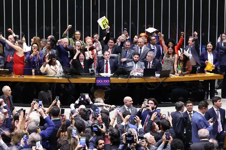 Saiba como votaram os deputados na PEC que acaba com a escala 6x1