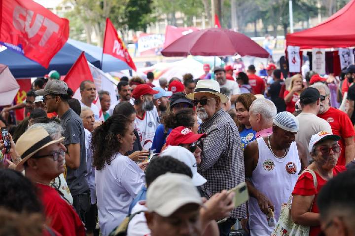 Sindicatos realizam ato pelo direito ao descanso e fim da escala 6x1 