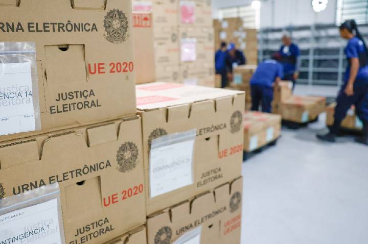 Tribunais distribuem urnas e preparam sessões para eleição