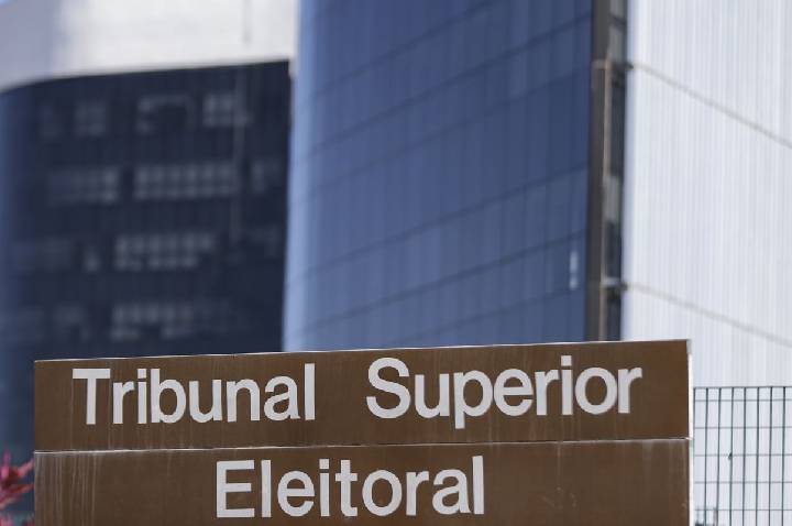 TSE barra anúncios de Lula acusando Flávio de ser contra escala 6x1