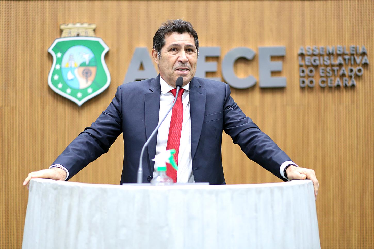 De Assis Diniz celebra anúncio para a construção de 39 escolas de tempo integral