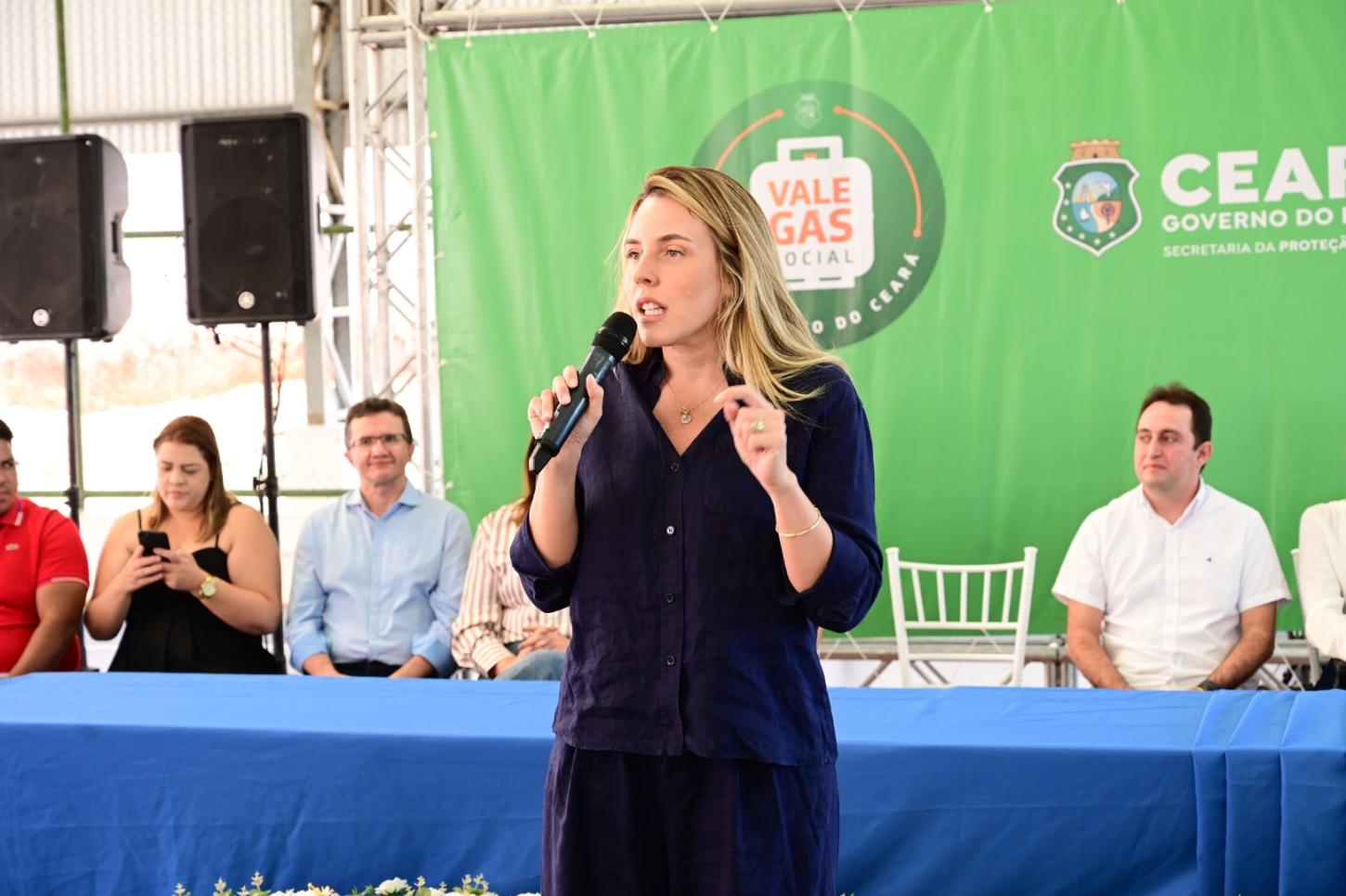 Jade Romero participa de entrega do Vale Gás Social em Limoeiro do Norte e Morada Nova nesta terça (7)
