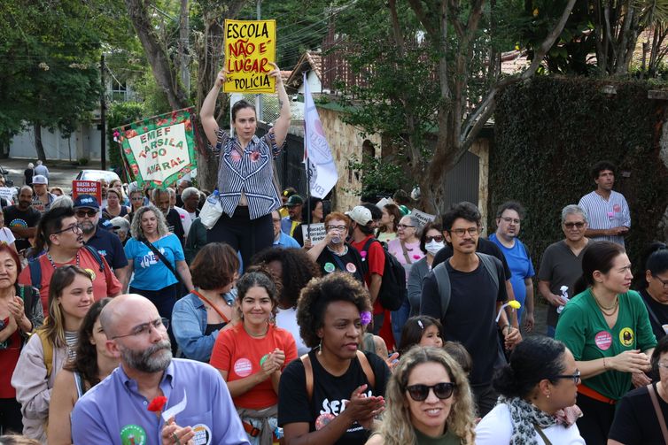 Manifestantes protestam contra entrada de PMs armados em escola de SP