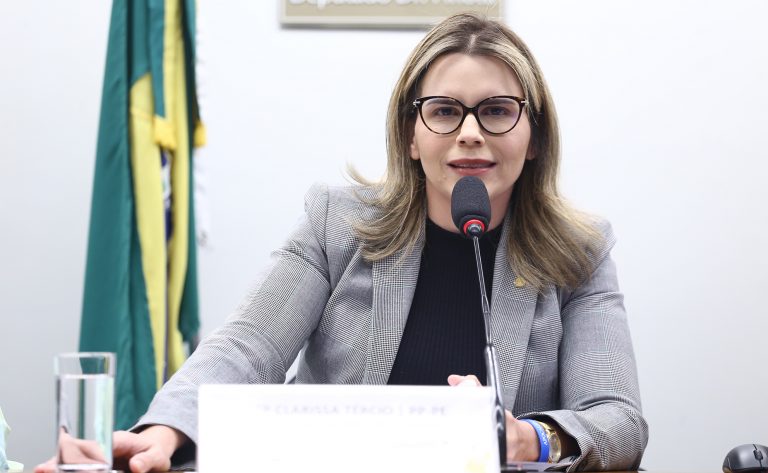 Projeto obriga SUS a oferecer suporte contínuo à saúde de pessoa trans após cirurgia de redesignação sexual
