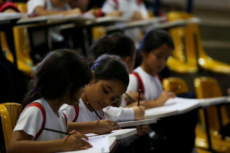 Projeto abona faltas escolares de estudantes com deficiência durante período menstrual